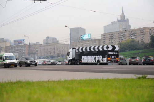 Гримваген Киномоушен на фоне улиц Москвы